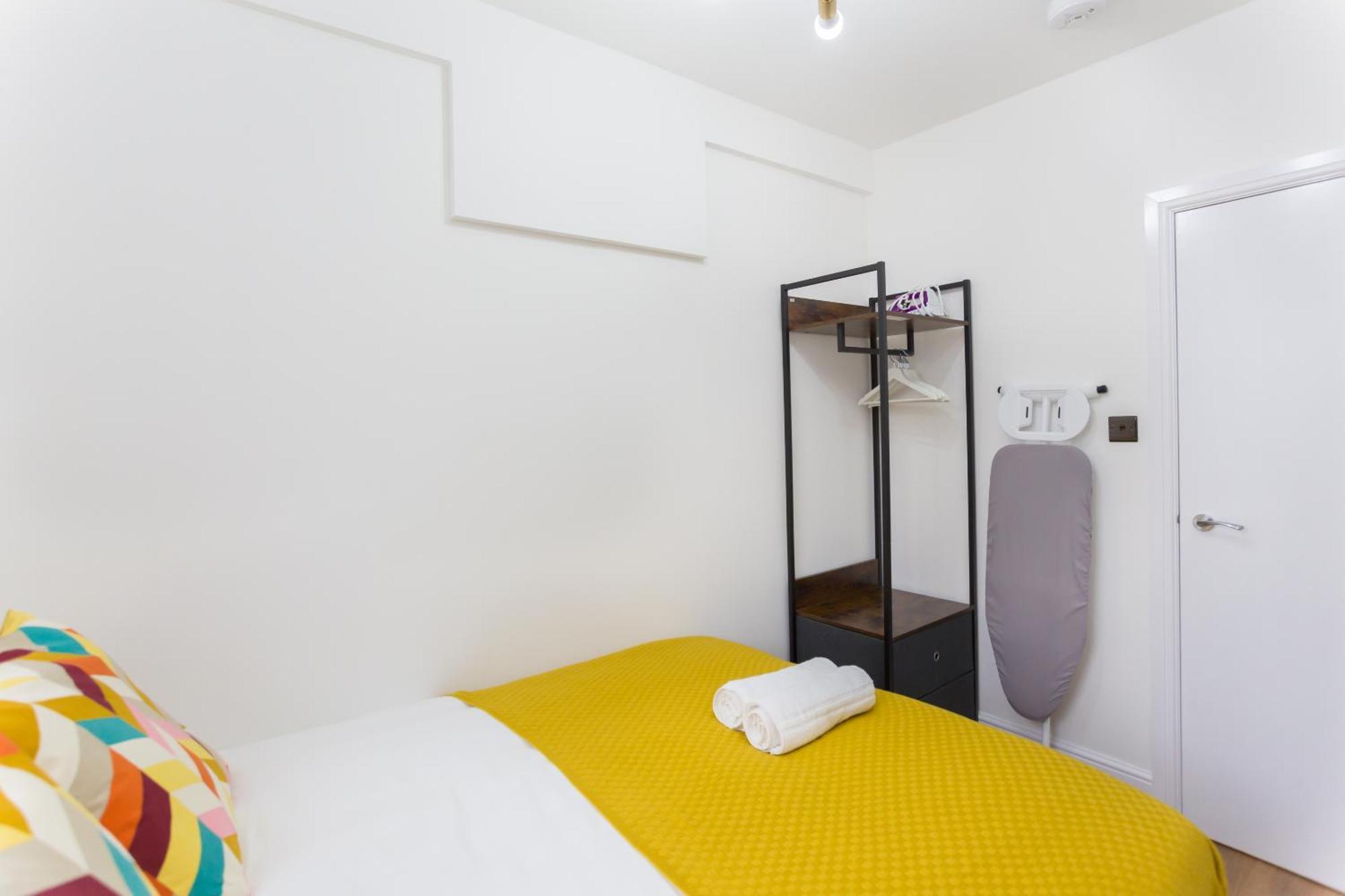 City Centre One Bedroom Apartment Next To Station, Newly Renovated London Kültér fotó