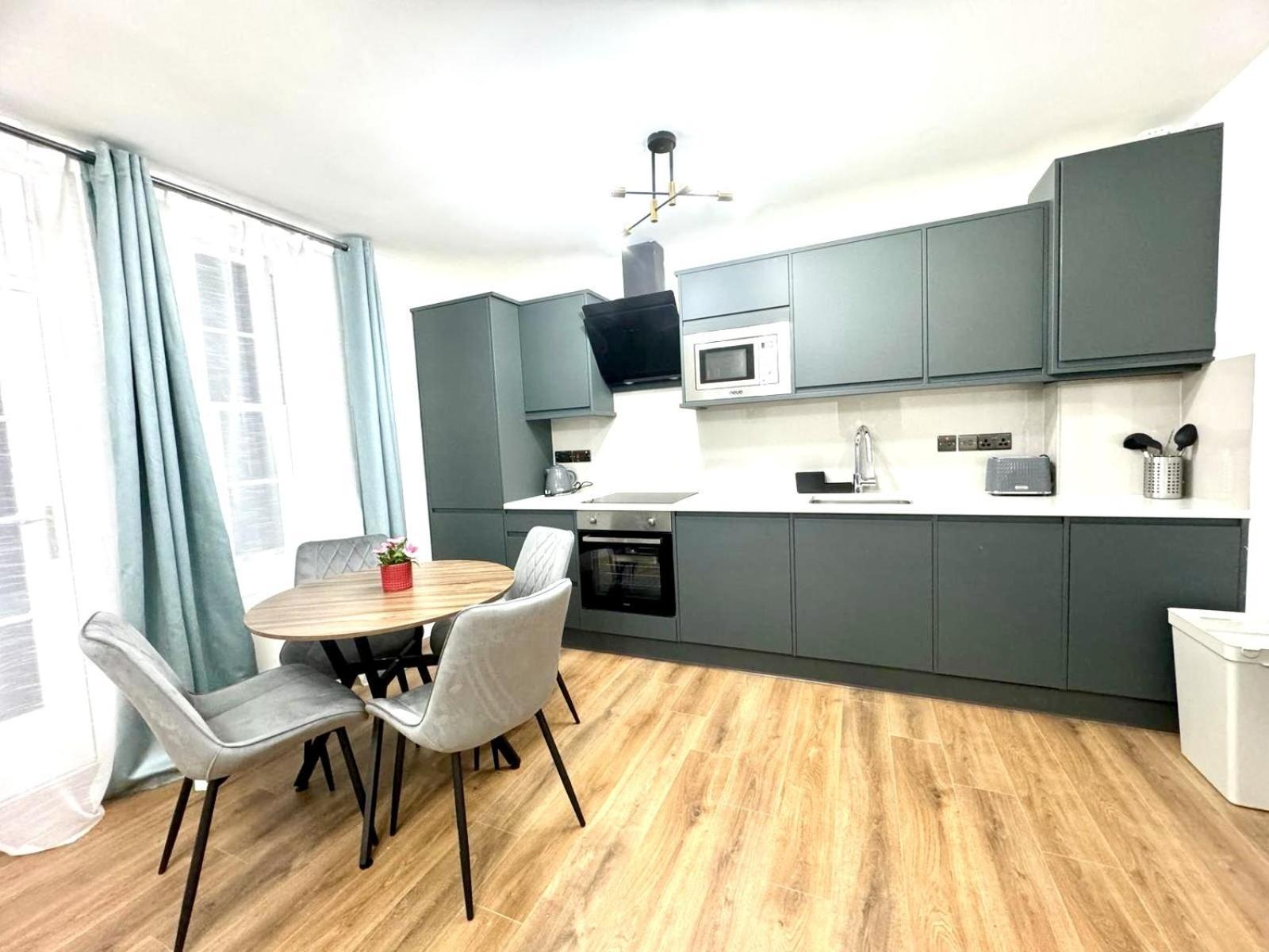 City Centre One Bedroom Apartment Next To Station, Newly Renovated London Kültér fotó