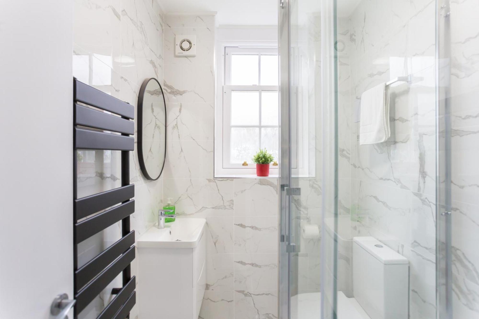 City Centre One Bedroom Apartment Next To Station, Newly Renovated London Kültér fotó