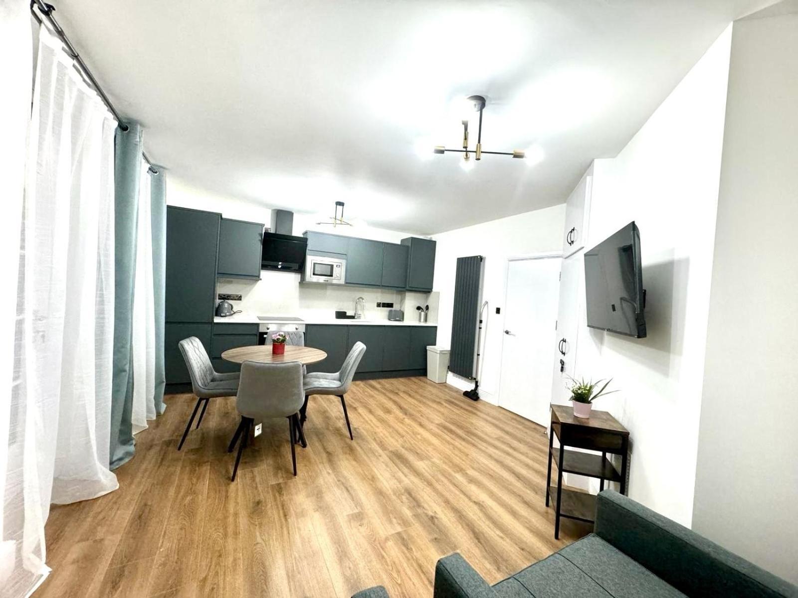 City Centre One Bedroom Apartment Next To Station, Newly Renovated London Kültér fotó