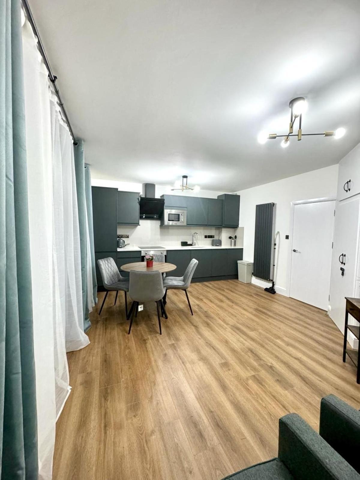 City Centre One Bedroom Apartment Next To Station, Newly Renovated London Kültér fotó