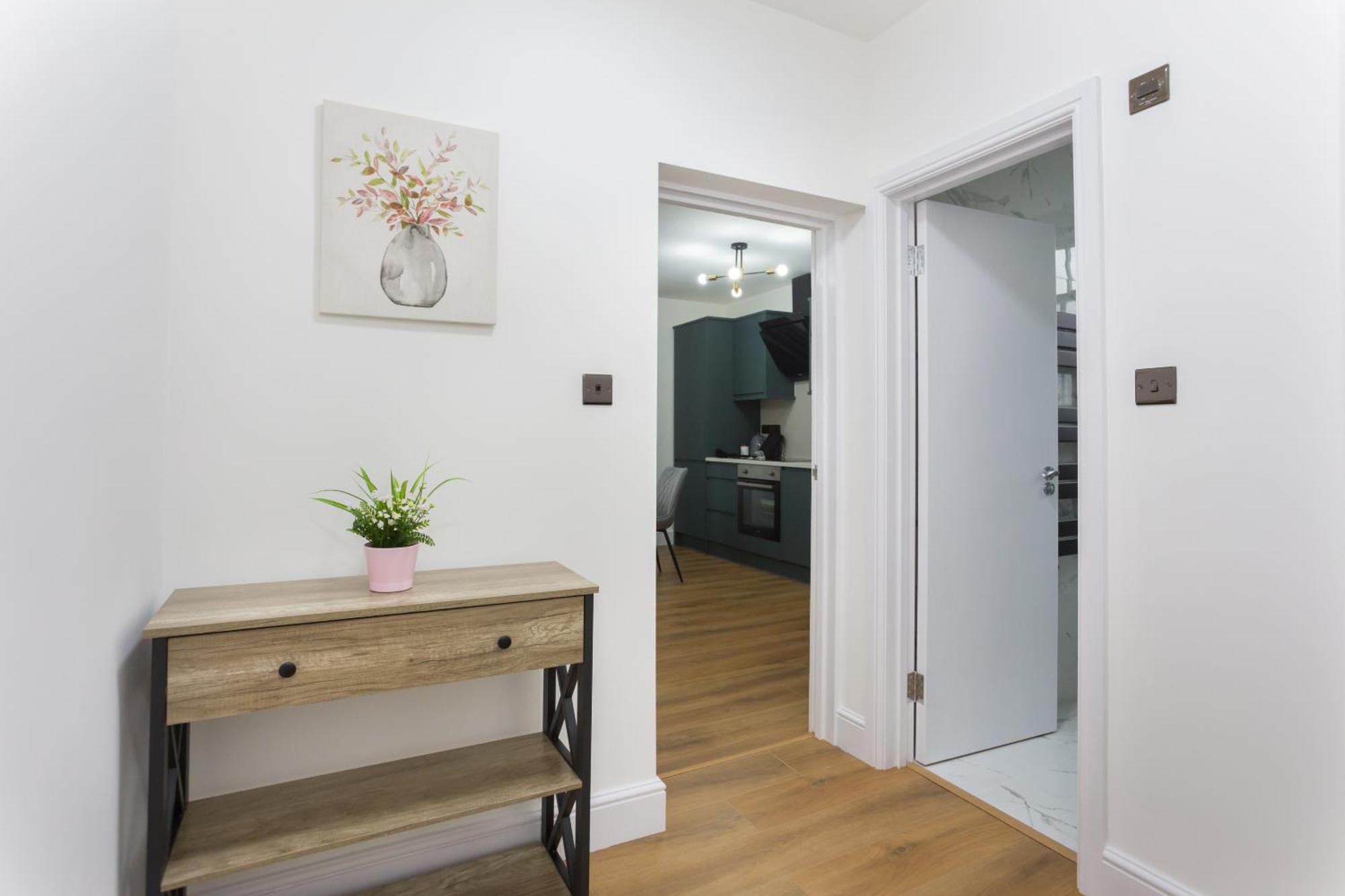 City Centre One Bedroom Apartment Next To Station, Newly Renovated London Kültér fotó