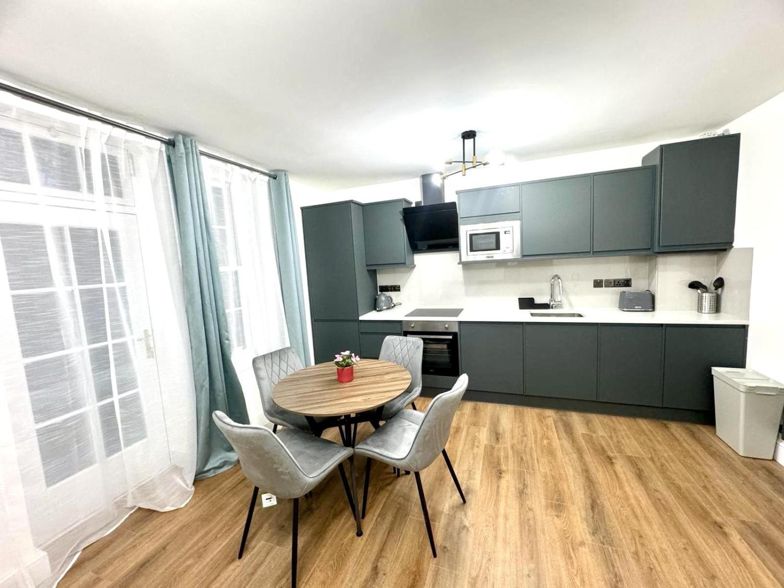 City Centre One Bedroom Apartment Next To Station, Newly Renovated London Kültér fotó