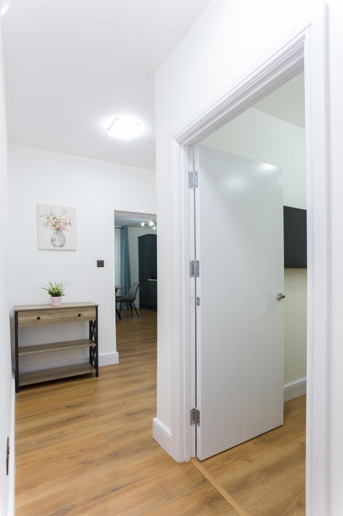 City Centre One Bedroom Apartment Next To Station, Newly Renovated London Kültér fotó