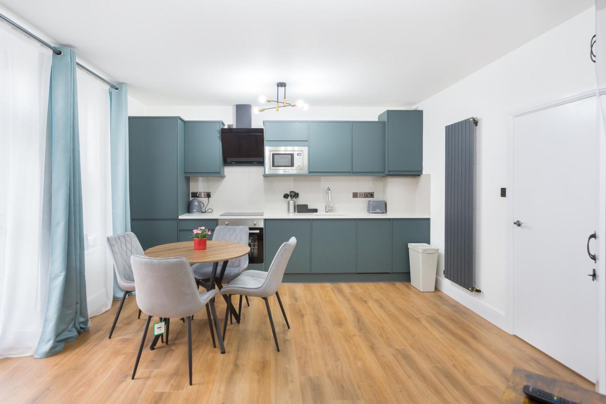 City Centre One Bedroom Apartment Next To Station, Newly Renovated London Kültér fotó