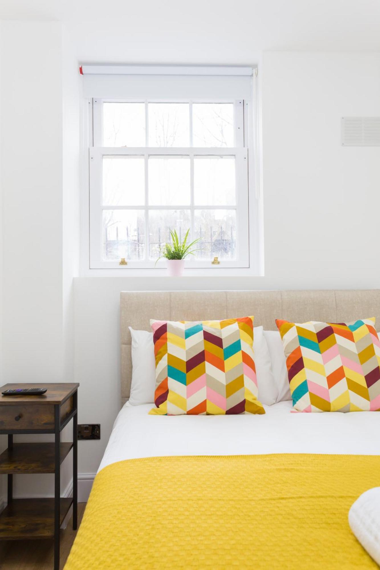 City Centre One Bedroom Apartment Next To Station, Newly Renovated London Kültér fotó