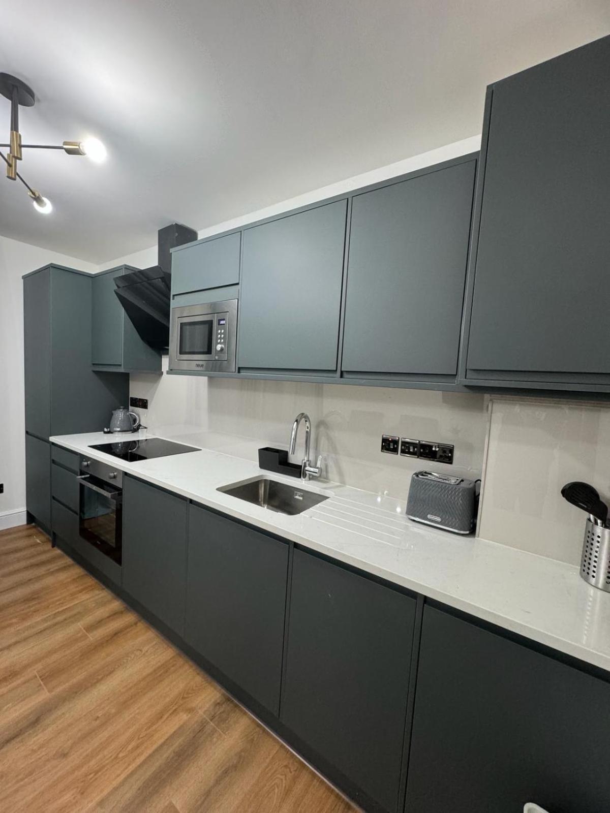 City Centre One Bedroom Apartment Next To Station, Newly Renovated London Kültér fotó